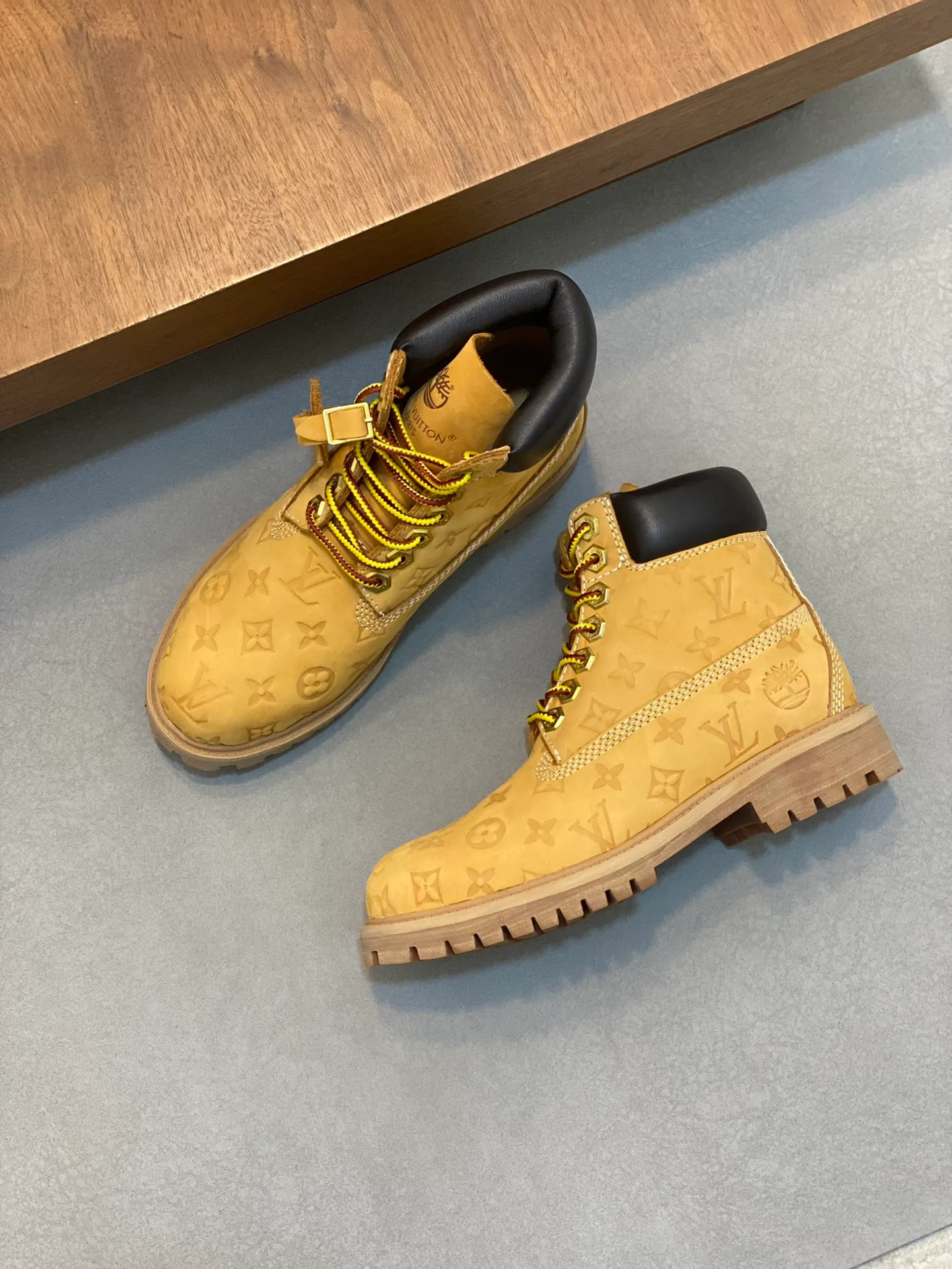 Men's shoes💰💰760 couple model👫 Loui* Vuitto* x Timberlan* co-branded presbyopia rhubarb boots ankle boots short boots, LV x Timberland ankle boots are made of Monogram embossed waterproof nubuck cow leather, relying on the brand's exquisite craftsmanship to carefully reshape the classic Timberland 6-inch boot shape in Italy, making an eye-catching appearance with American workwear style Pharrell Williams The 2025 autumn and winter men's wear show created by. The Monogram embossed tongue, original Timberland laces and outsole are exquisite details, the leather label expresses the cooperation logo, and the delivery counter is exquisitely packaged! ▪️Size: Women's 35-40 (customized in 40) ▪️Size: Men's 39-46 (45/46 customized)